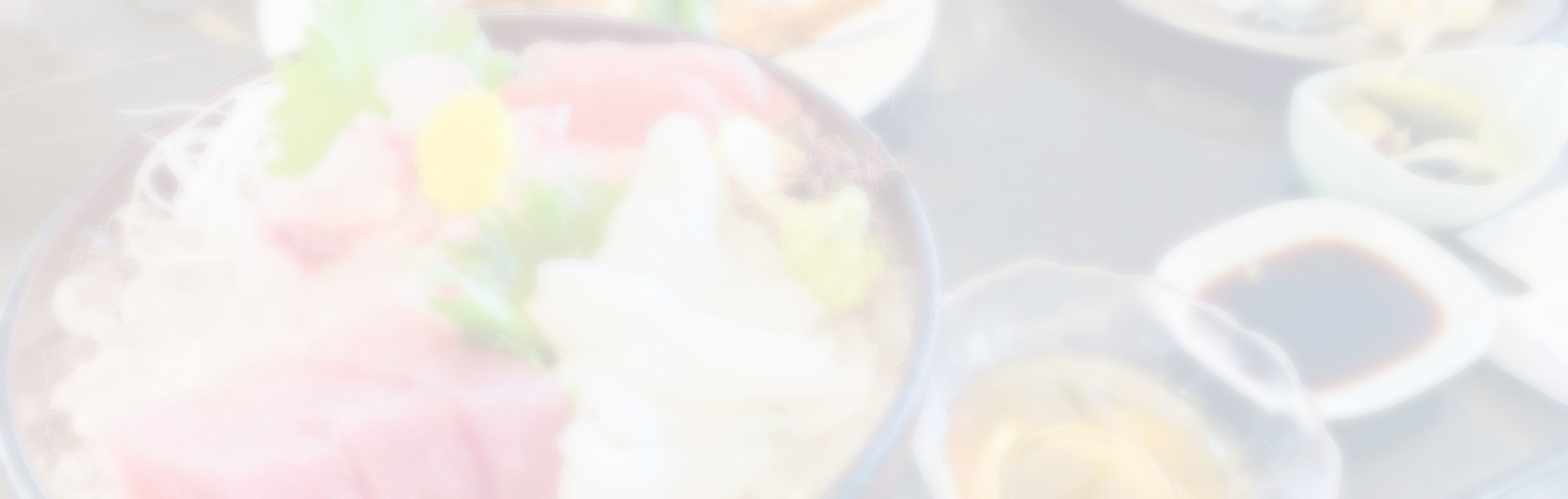 テーブルに並べられたたくさんのお魚料理